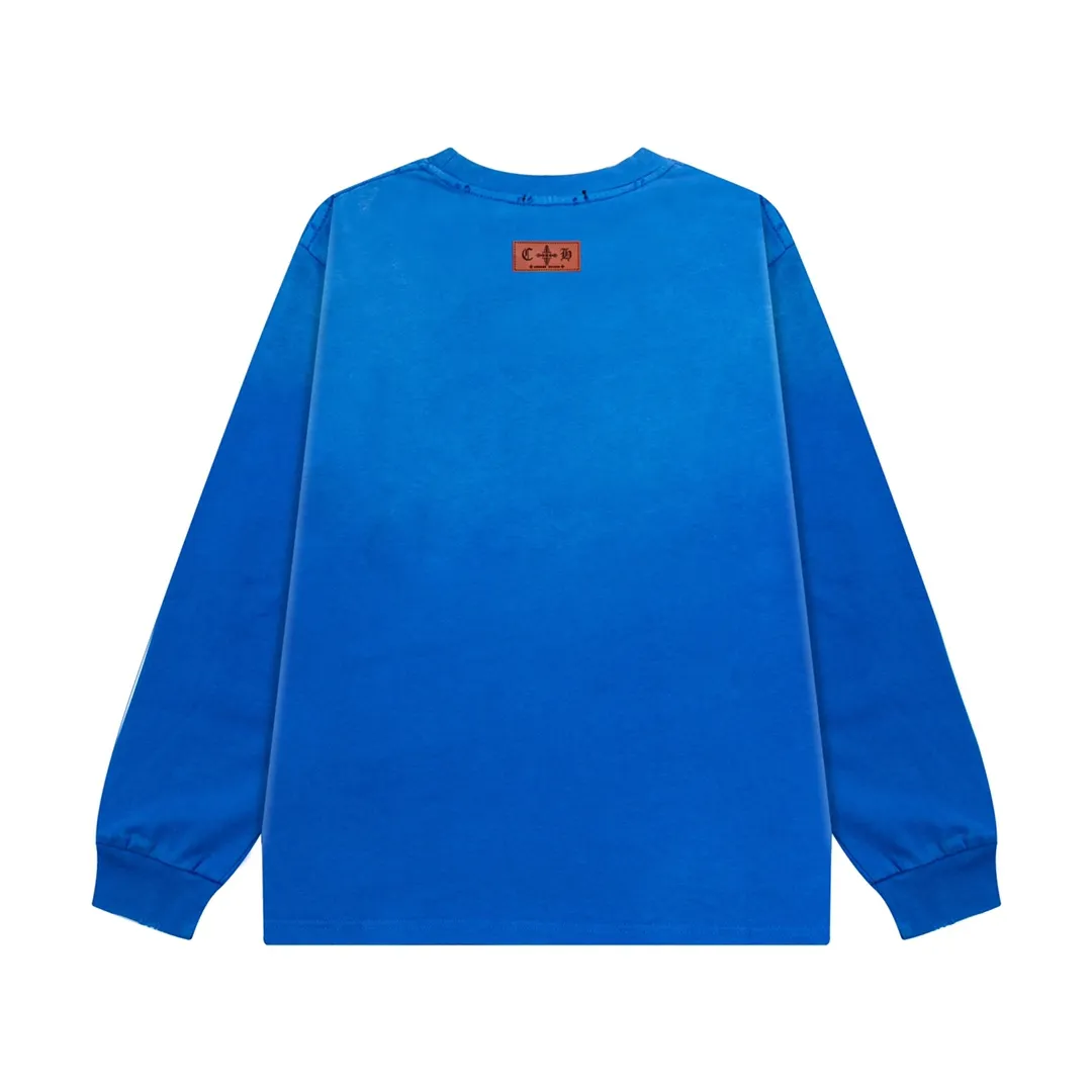 P220 CHROME HEARTS LoGo is fashionable and elegant, with dropped shoulders. The fabric is made of 26s double-yarn combed cotton compact spinning yarn with a weight of 280. It is matched with 1*1 Salona rib. The fabric is fermented and has a loose fit. Color: blue (washed with holes) size: S～XXL